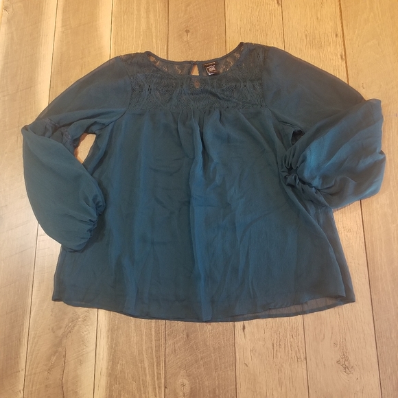 Torrid top - Picture 2 of 6